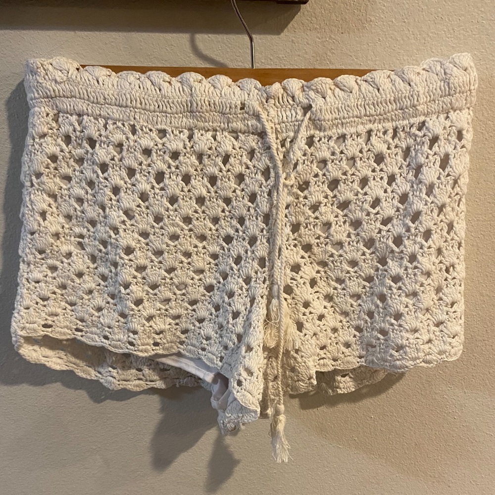 NWT Solitaire White Crochet Lace Shorts Size Medium‎